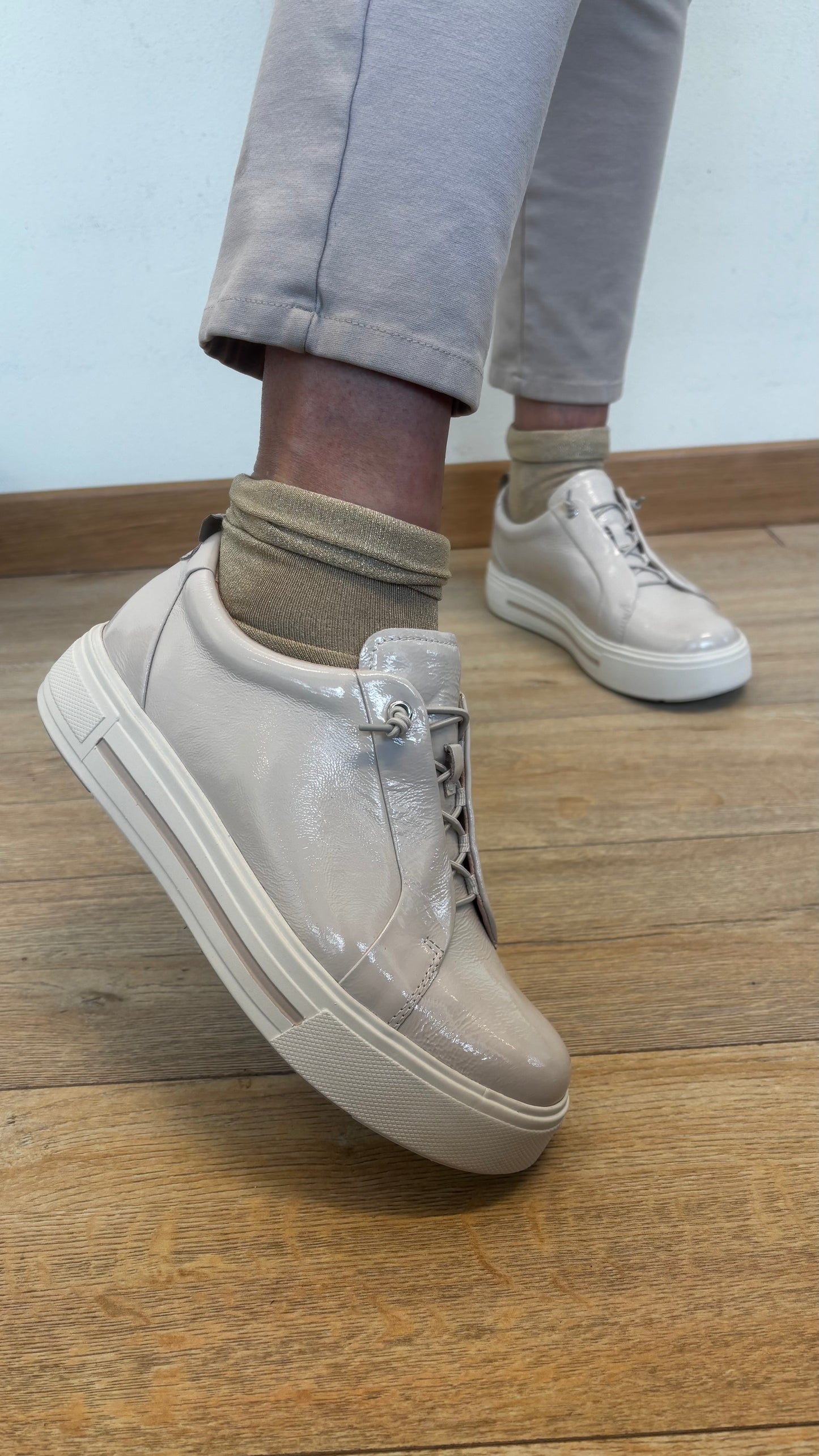 Caprice burro laccato con laccio elastico