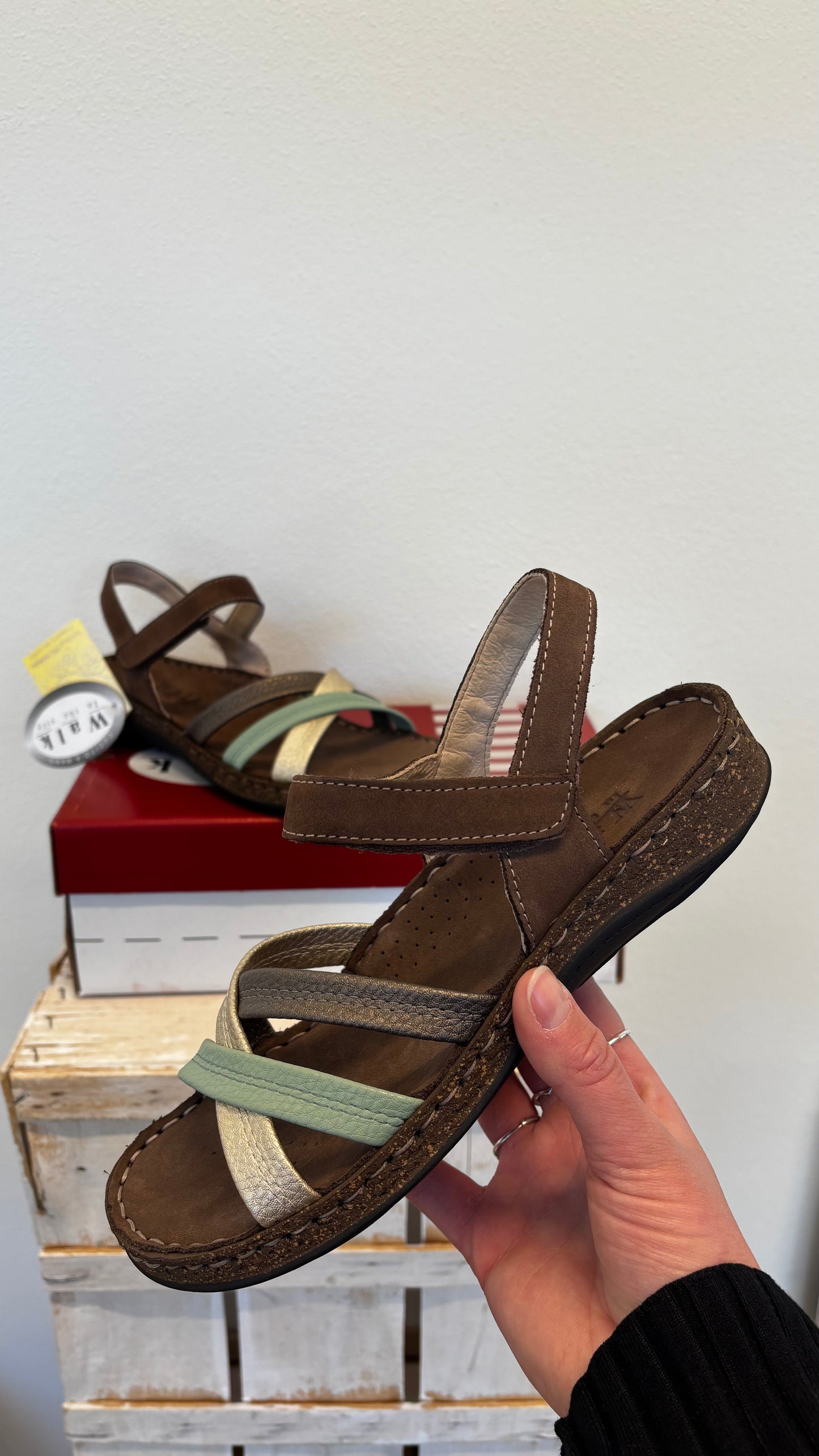Walk in the city oro | 1056