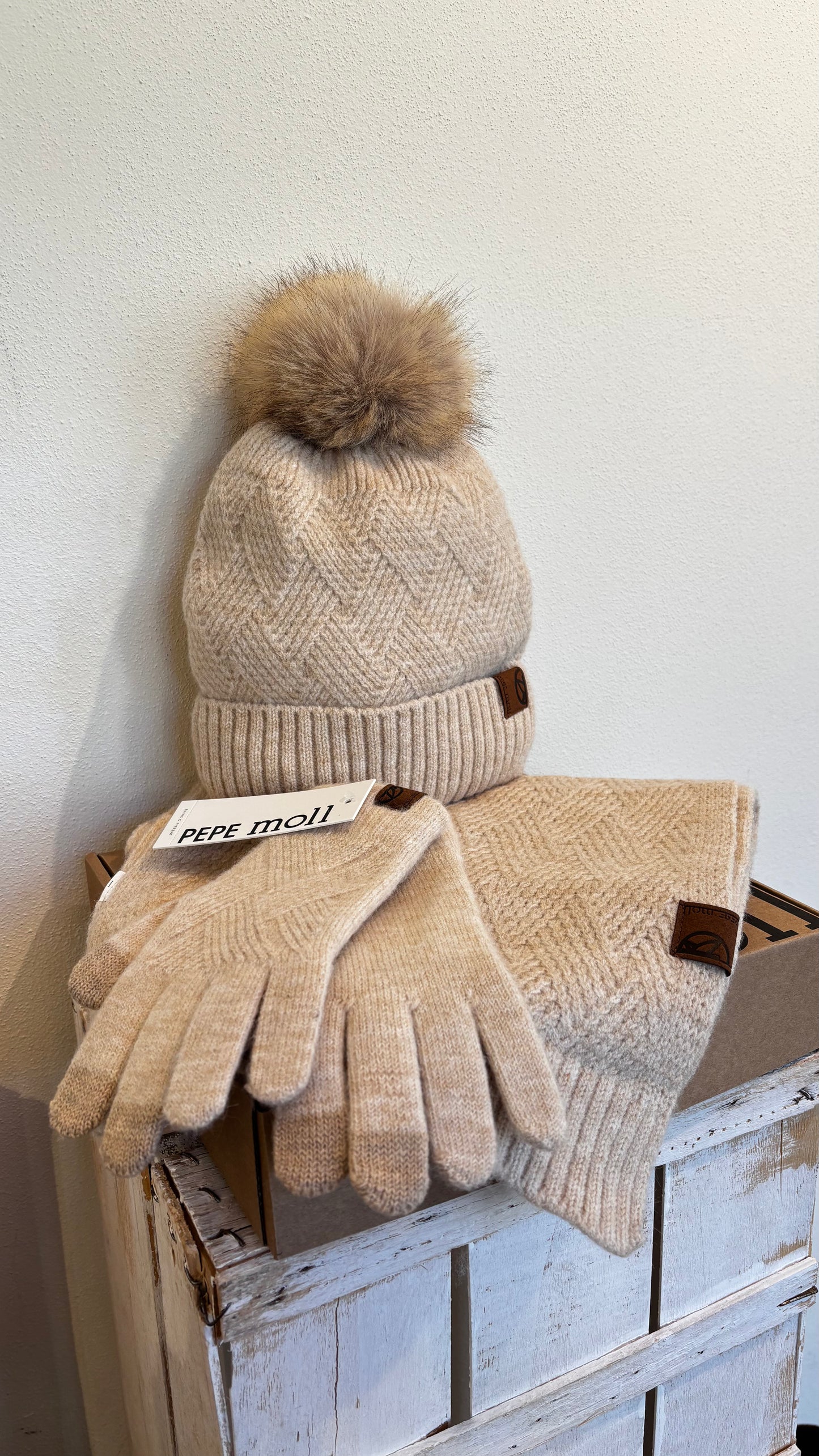 Set beige: sciarpa + guanti + cappello con pelo