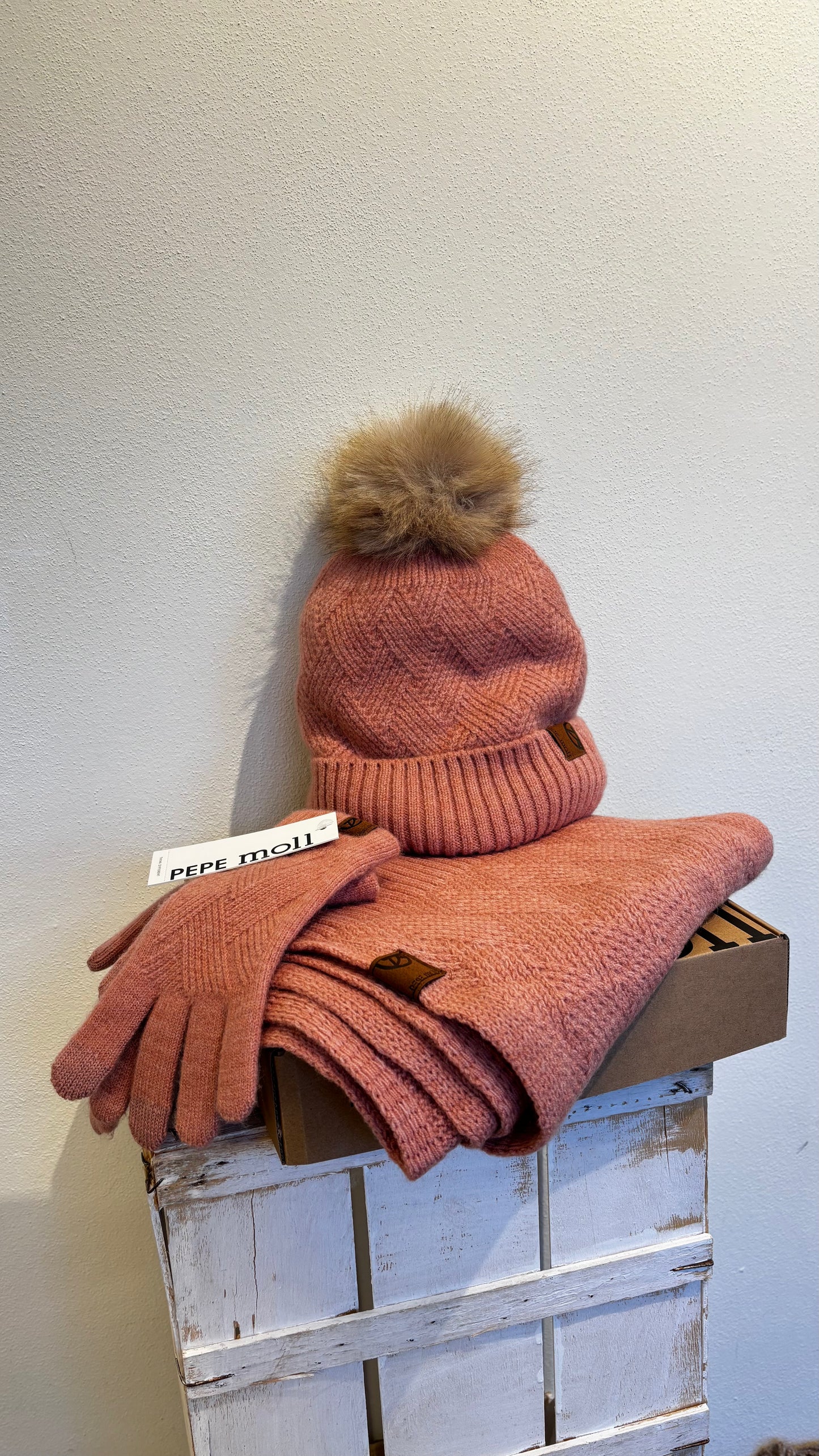 Set rosa: sciarpa + guanto + cappello con pelo