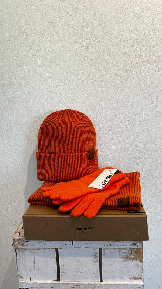 Set arancio: collo + guanti + cappello